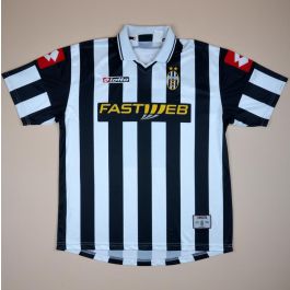 Juventus 2001 - 2002 Home Shirt (Very good) L for sale - Vintage Sports ...